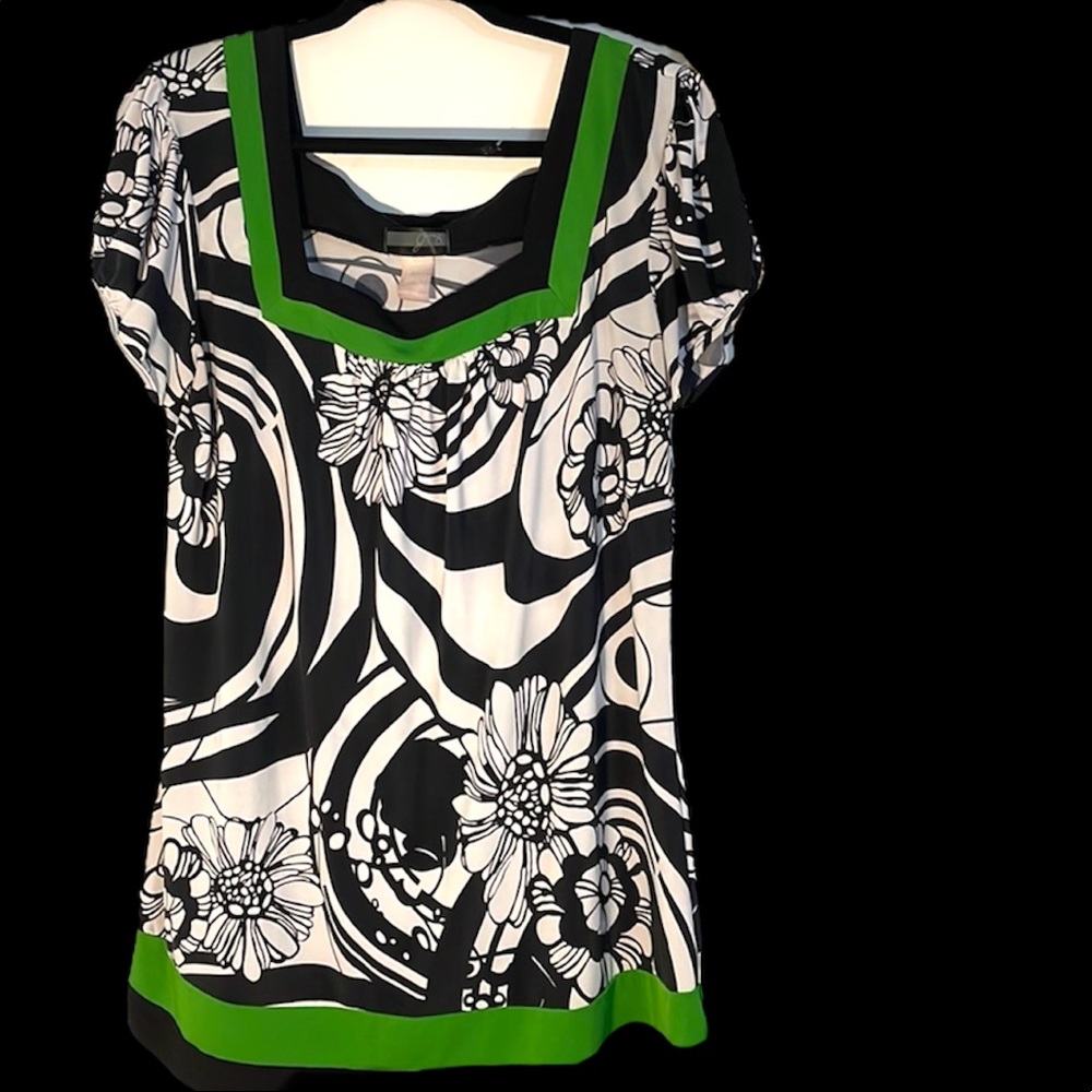J.T.B. green, black & white floral XL top